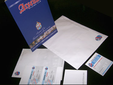 Diseño e impresión de papelería institucional: hojas membretadas. sobres, plateas, credenciales de prensa, carpeta institucional, etc. Cliente: Arsenal Fútbol Club.