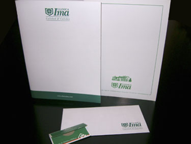 Diseño e impresión de papelería comercial, carpetas institucionales y packaging. Cliente: Clínica IMA S.A.