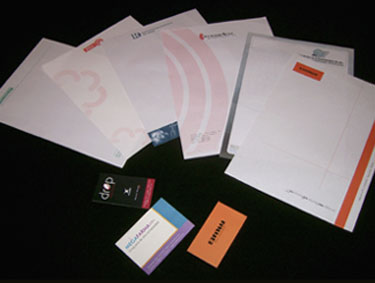 Diseño e impresión de papelería comercial: hojas membretadas y tarjetas personales.