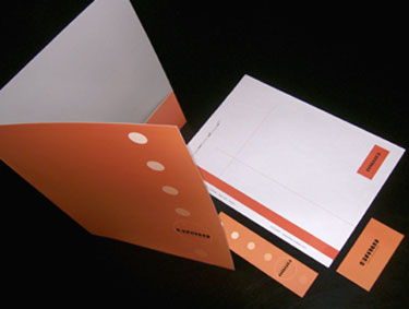 Diseño e impresión offset de papelería comercial: hojas membretadas, tarjetas personales y carpeta institucional. Cliente: SMW Marketing Promocional.