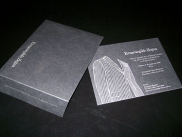 Impresión de tarjetones de invitación y sobres especiales. Cliente: AB Producciones para la firma Hermenegildo Zegna.